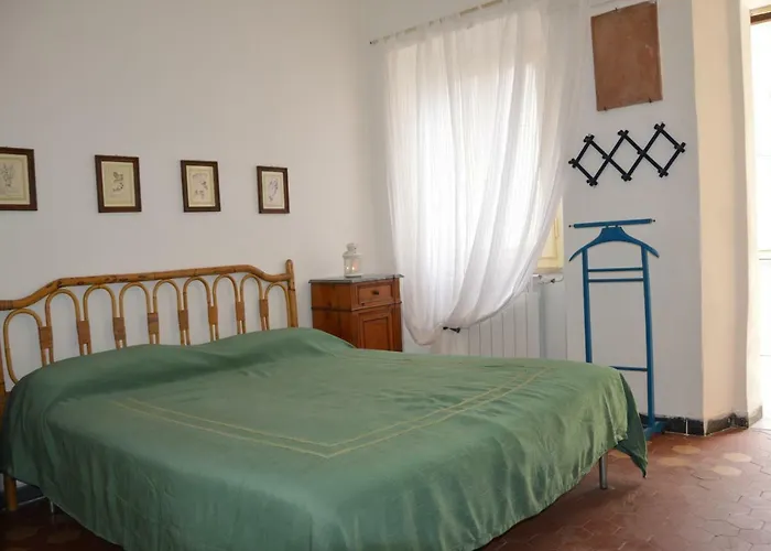 La Casa Torre Di Eva Nyaraló Sarzana